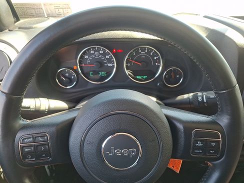 Used 2017 Jeep Wrangler Unlimited Sahara w/ Connectivity Group AWD/4WD image 18
