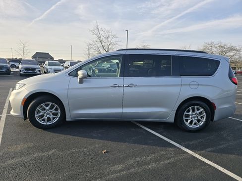 Used 2022 Chrysler Pacifica Touring-L image 13