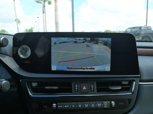 Used 2025 Lexus ES 300h w/ Premium Package image 23