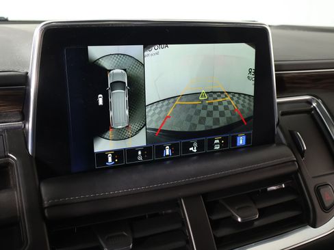 Used 2023 Chevrolet Suburban LT w/ Luxury Package image 5