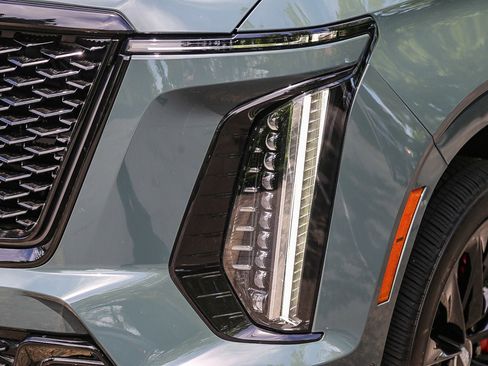 Used 2025 Cadillac Escalade ESV V AWD/4WD image 7