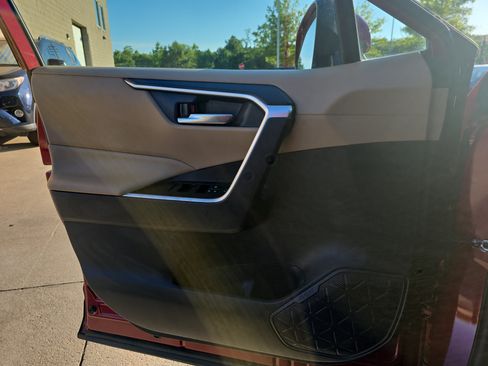 Used 2019 Toyota RAV4 XLE FWD image 28