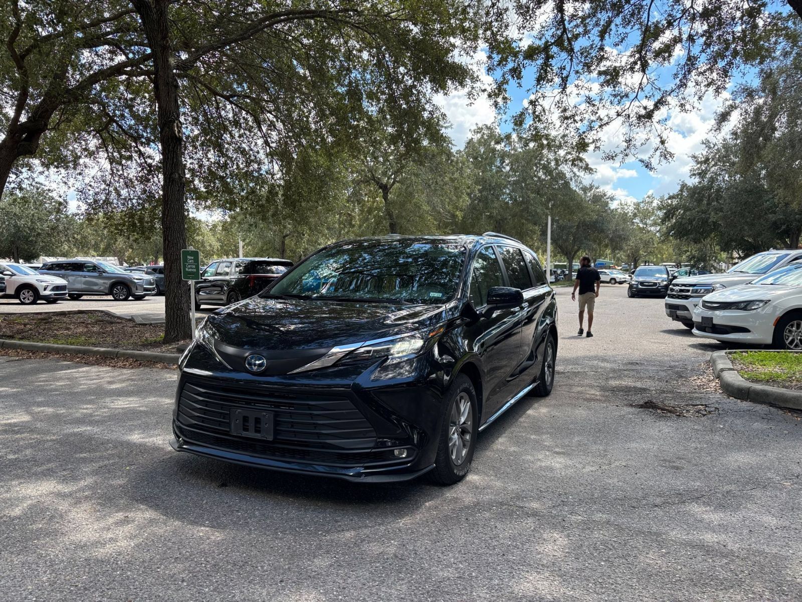 Used 2025 Toyota Sienna XLE FWD image 3