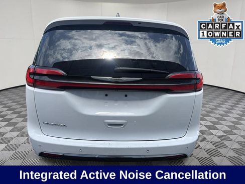 Used 2023 Chrysler Pacifica Touring-L FWD image 4