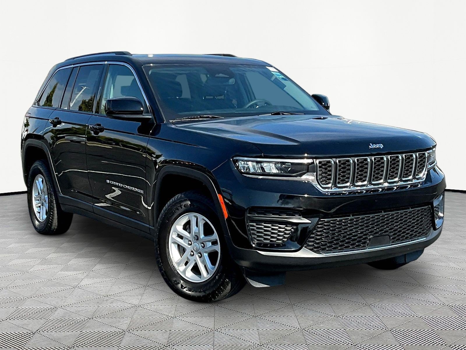 Used 2023 Jeep Grand Cherokee Laredo w/ Trailer Tow Prep Group (B) AWD/4WD image 3