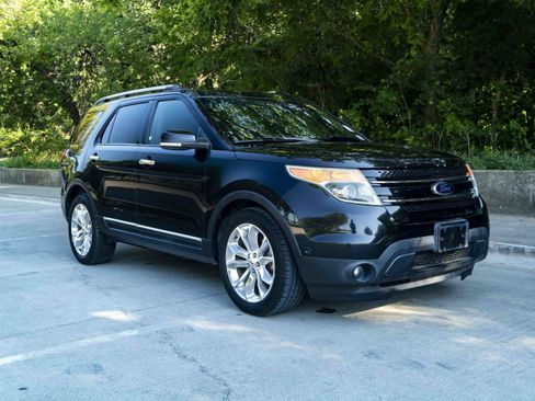 Used 2014 Ford Explorer Limited w/ Equipment Group 302A FWD image 2