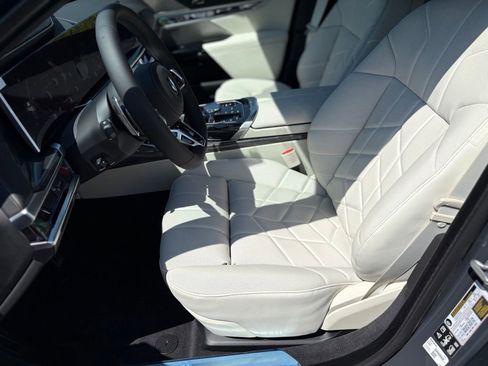 Used 2025 BMW 760i xDrive w/ Luxury Rear Seating Package image 14