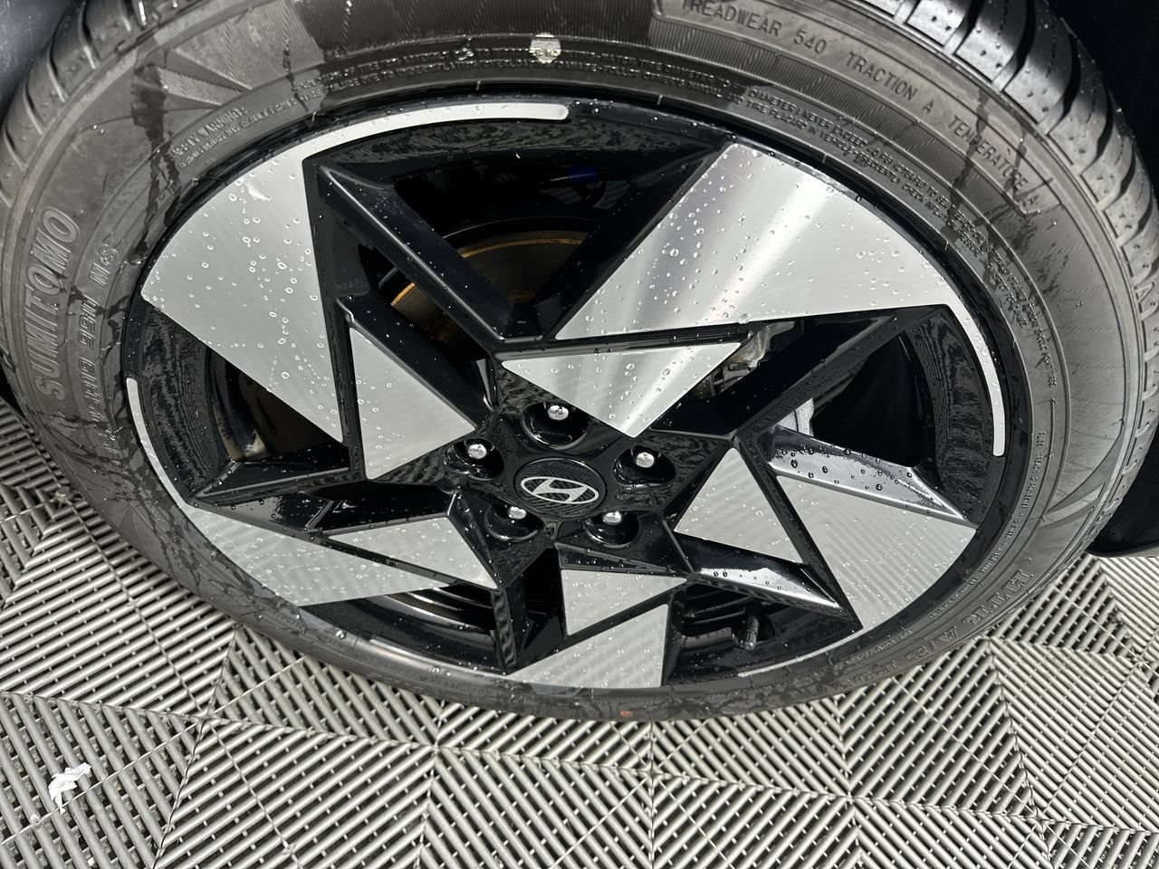 Used 2024 Hyundai Kona Limited FWD image 21