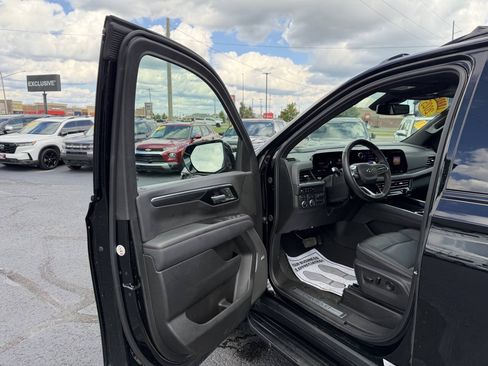 Used 2025 Chevrolet Suburban RST w/ Comfort Package AWD/4WD image 11