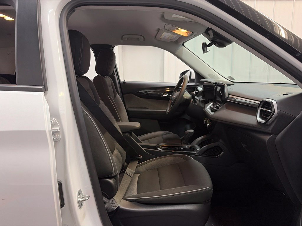 Used 2025 Chevrolet TrailBlazer LT AWD/4WD image 21