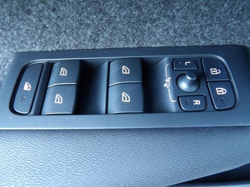 Certified 2024 Volvo XC40 B5 Plus w/ Protection Package Premier image 14