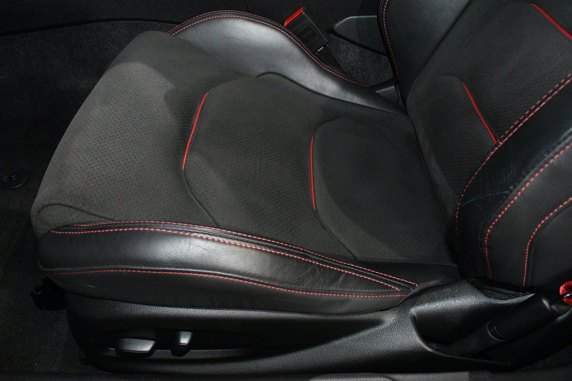 Used 2020 Chevrolet Camaro ZL1 RWD image 13