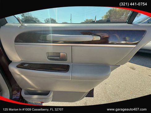 Used 2010 Lincoln Town Car Signature Limited image 26