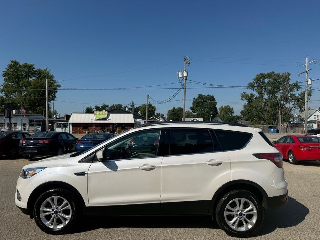 Used 2017 Ford Escape SE w/ Equipment Group 201A AWD/4WD image 2
