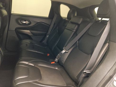 Used 2019 Jeep Cherokee Latitude Plus w/ Comfort/Convenience Group FWD image 18