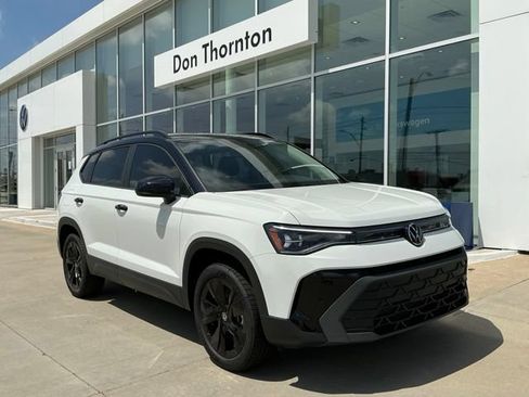 New 2026 Volkswagen Taos SE FWD image 1