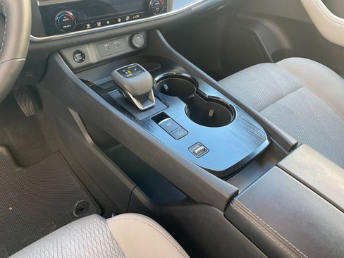 Used 2025 Nissan Rogue SV image 43