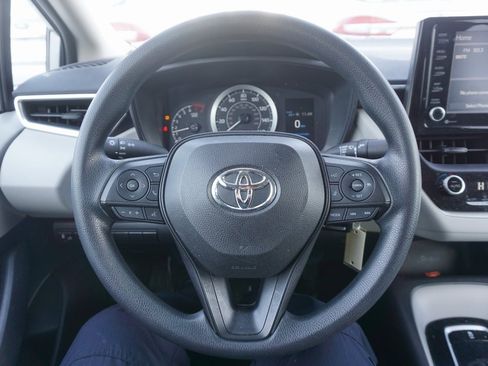 Used 2022 Toyota Corolla LE image 3