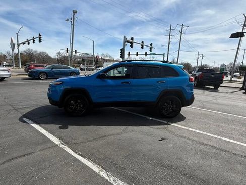 Used 2017 Jeep Cherokee Sport image 8
