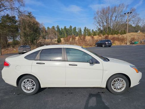 Used 2011 Ford Focus SE image 2