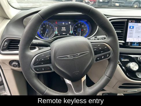 Certified 2024 Chrysler Pacifica Touring-L image 15