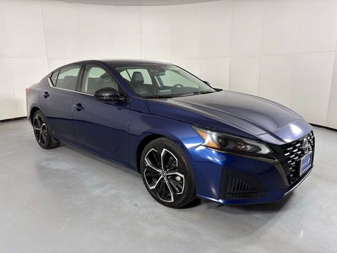 Used 2023 Nissan Altima 2.5 SR FWD image 2