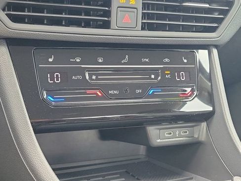 Used 2025 Volkswagen Jetta SE FWD image 23