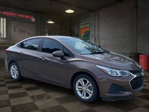 Used 2019 Chevrolet Cruze LS w/ LS Convenience Package FWD image 2