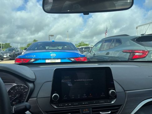 Used 2025 Nissan Altima 2.5 SV FWD image 15