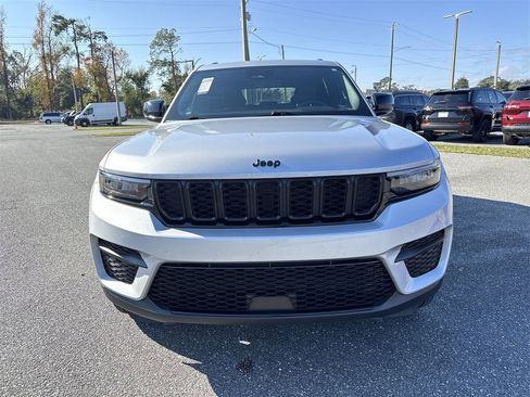 Used 2025 Jeep Grand Cherokee Altitude image 8