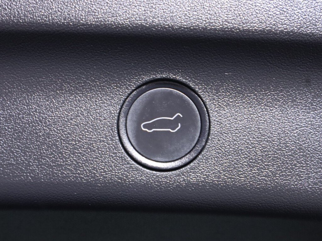 Used 2022 Tesla Model Y Long Range AWD/4WD image 35