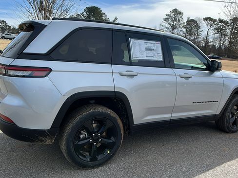 New 2025 Jeep Grand Cherokee 4WD image 8