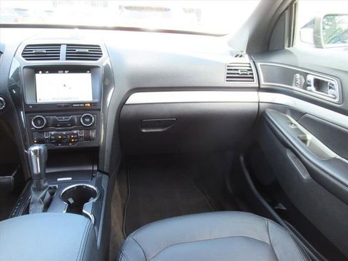 Used 2017 Ford Explorer XLT w/ Equipment Group 202A FWD image 14
