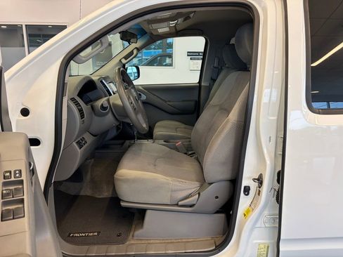 Used 2013 Nissan Frontier SV AWD/4WD image 12
