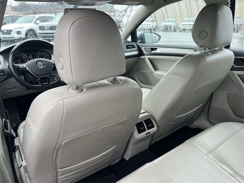 Used 2016 Volkswagen Golf S image 27