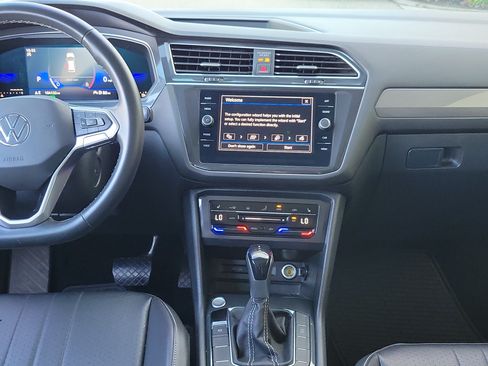 Used 2022 Volkswagen Tiguan SE w/ Panoramic Sunroof Package FWD image 21