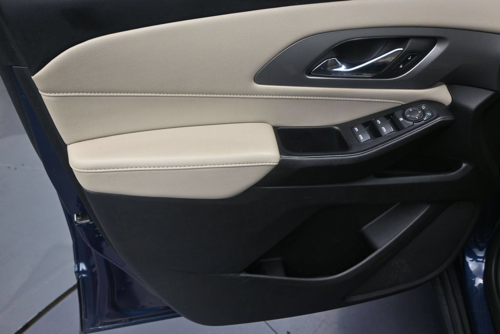Used 2023 Chevrolet Traverse LS FWD image 11