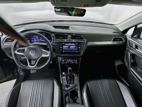 Used 2024 Volkswagen Tiguan SE w/ Panoramic Sunroof Package FWD image 3
