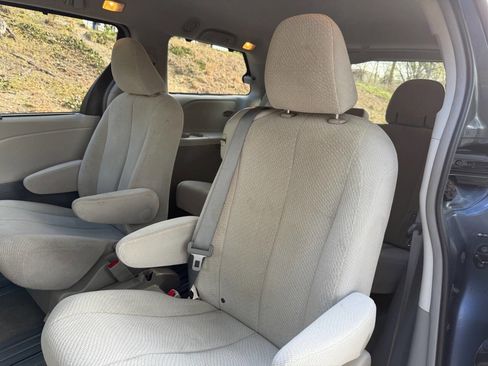 Used 2014 Toyota Sienna LE image 16