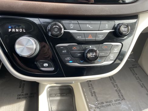 Used 2018 Chrysler Pacifica Touring Plus FWD image 21