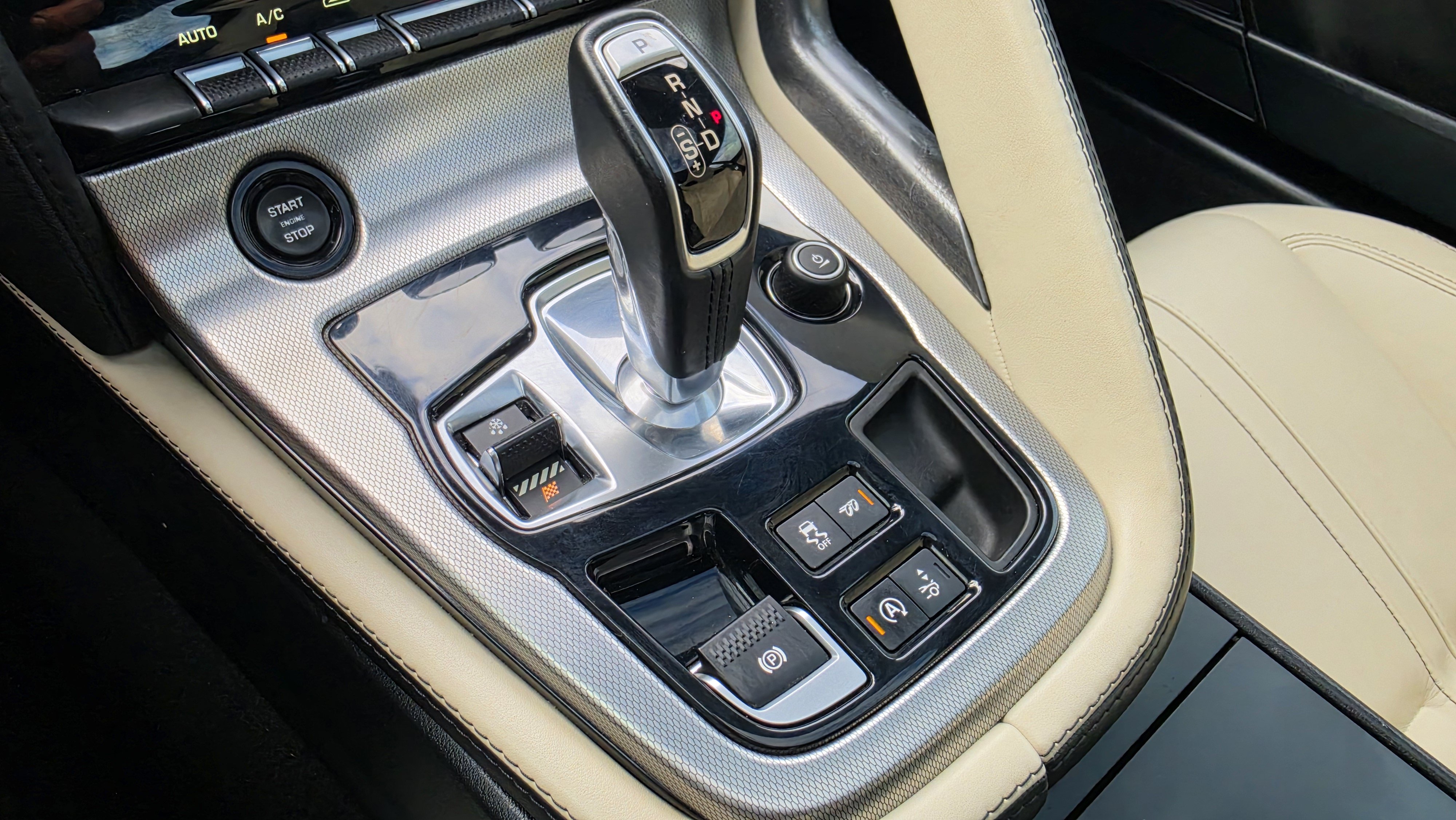 Used 2016 Jaguar F-TYPE Coupe RWD image 31