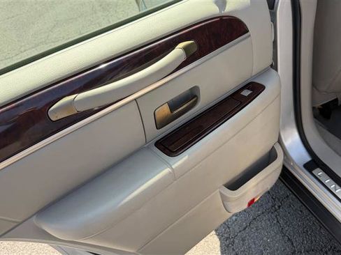 Used 2009 Lincoln Town Car Signature Limited RWD image 22