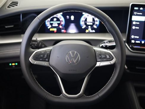 New 2025 Volkswagen Tiguan SE image 13