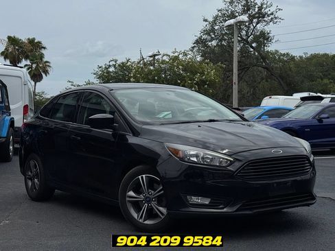 Used 2018 Ford Focus SE w/ SE Appearance Package FWD image 1