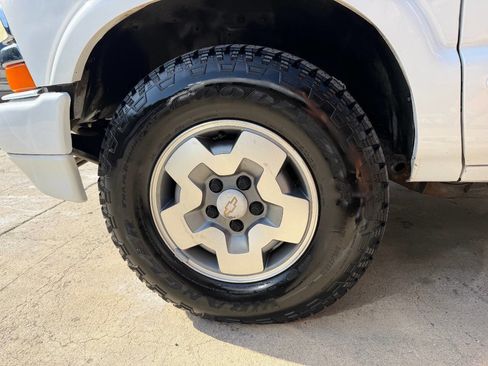 Used 2002 Chevrolet Blazer LS w/ Preferred Equipment Group AWD/4WD image 24