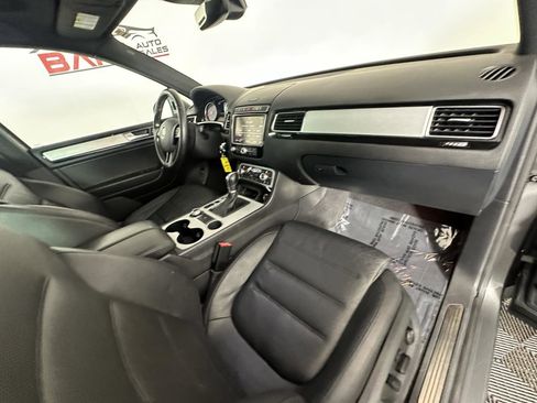 Used 2017 Volkswagen Touareg Wolfsburg Edition image 22
