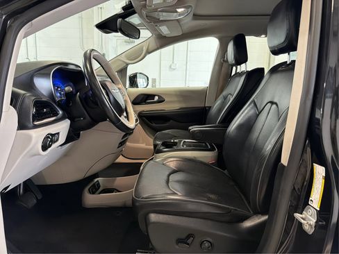 Used 2020 Chrysler Pacifica Limited w/ Advanced Safetytec Group FWD image 9