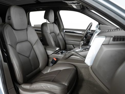 Used 2018 Porsche Cayenne Platinum Edition w/ Premium Package image 27