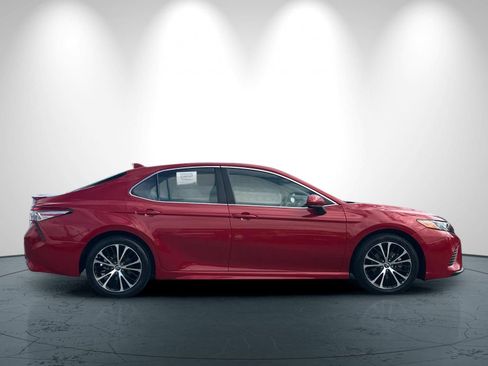 Used 2019 Toyota Camry SE FWD image 3