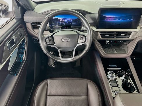 Used 2025 Ford Explorer Platinum AWD/4WD image 19